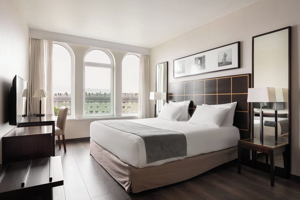 Premium Room, Sea View | Minibar, in-room safe, desk, soundproofing