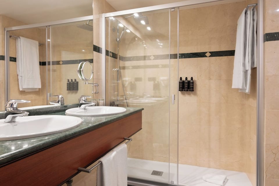 Premium Room, Sea View | Bathroom | Eco-friendly toiletries, hair dryer, towels