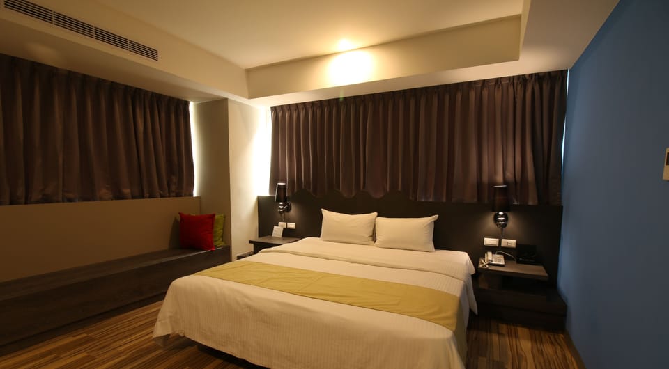 Superior Double Room | Desk, blackout drapes, rollaway beds, free WiFi