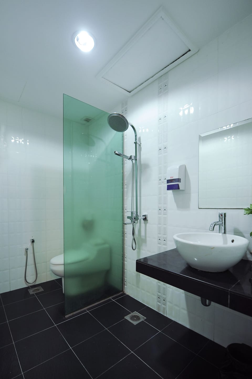 Junior Suite, 1 King Bed | Bathroom | Shower, rainfall showerhead, free toiletries, hair dryer
