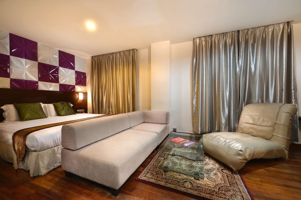 Junior Suite, 1 King Bed | In-room safe, desk, iron/ironing board, free WiFi