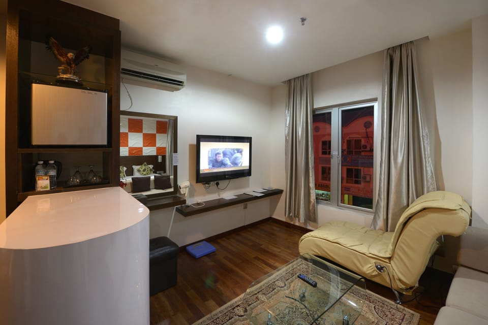Junior Suite, 1 King Bed | In-room safe, desk, iron/ironing board, free WiFi