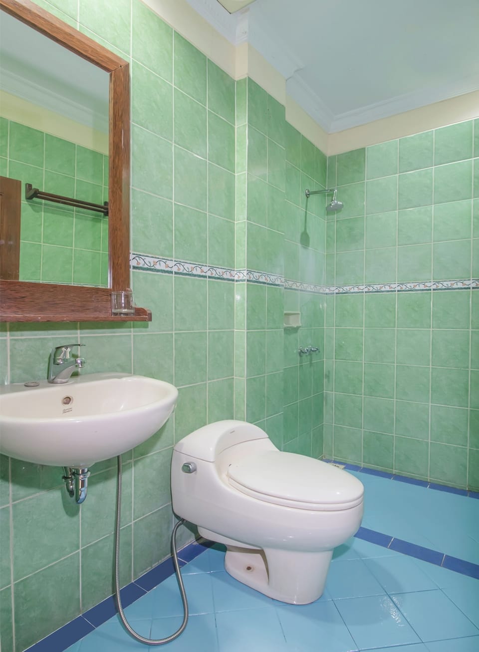 Indonesia Deluxe Double | Bathroom | Shower, towels