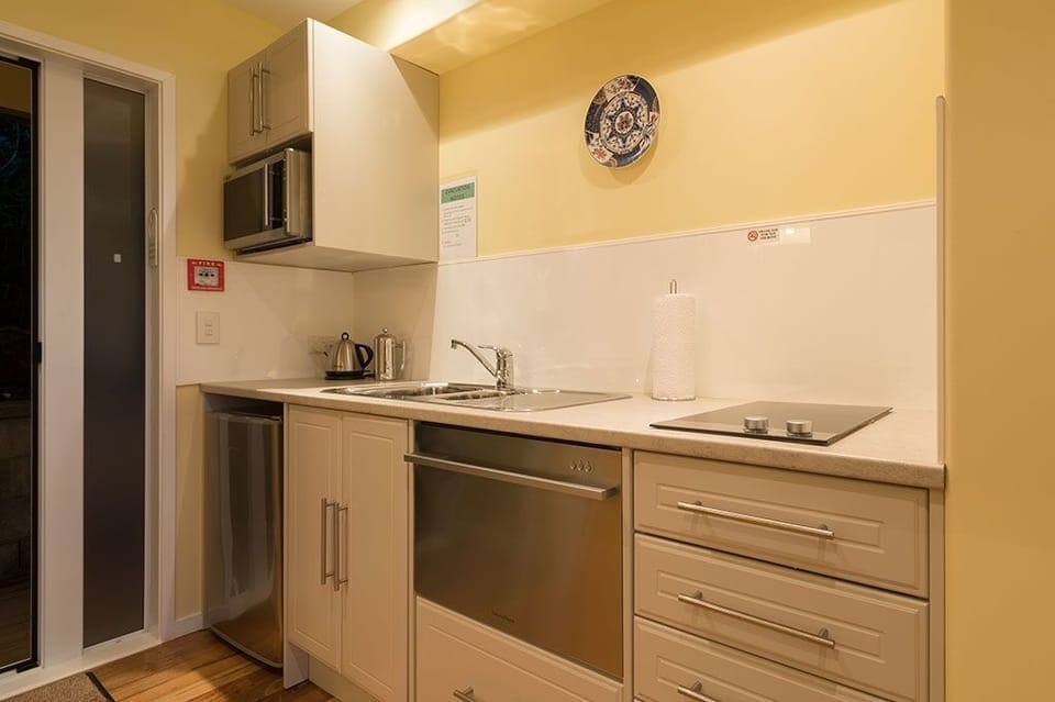 Fridge, microwave, stovetop, dishwasher