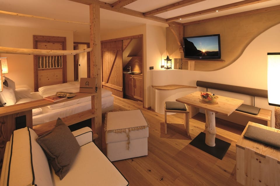 Junior Suite (Dolomit) | Premium bedding, down comforters, memory foam beds, minibar