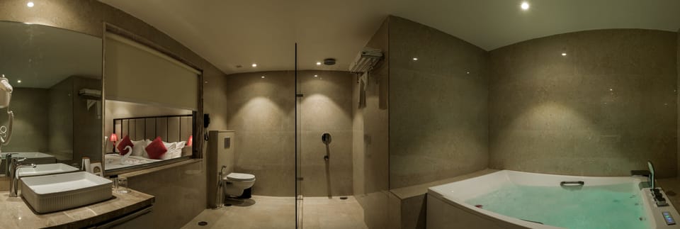 Studio Suite | Bathroom | Shower, rainfall showerhead, free toiletries, hair dryer