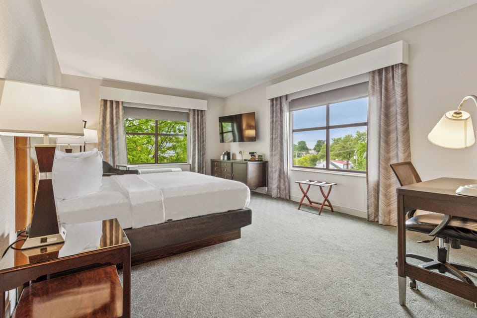 Premium Room, 1 King Bed, Corner | Premium bedding, in-room safe, desk, laptop workspace