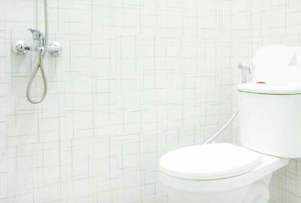Shower, towels, soap, shampoo