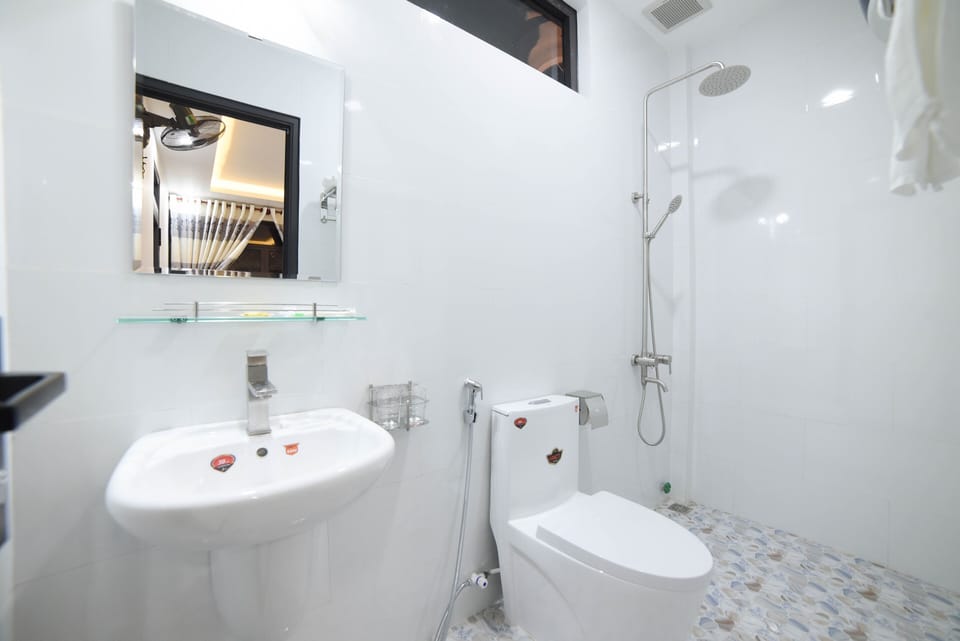 Basic Triple Room | Bathroom | Shower, free toiletries, hair dryer, slippers