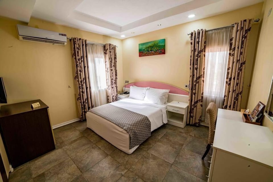 Classic Suite | 1 bedroom, in-room safe, individually decorated, individually furnished