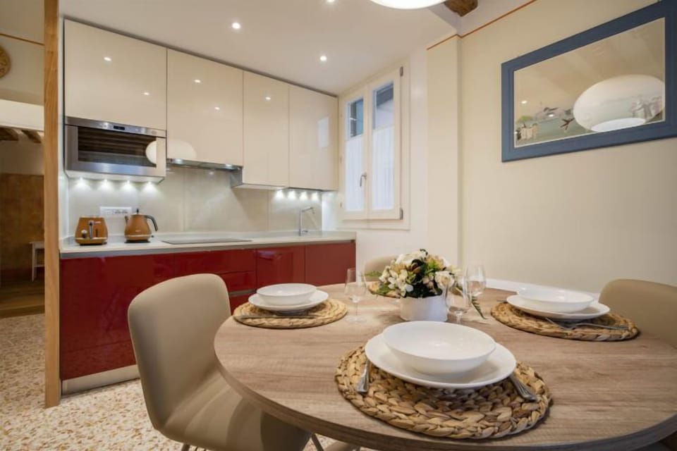 Apartment, 2 Bedrooms | In-room dining