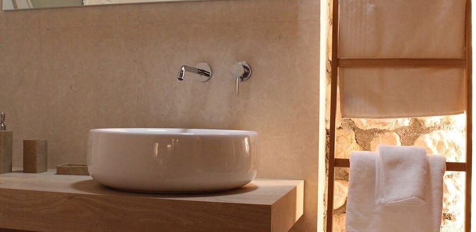Superior Double Room (Molinara) | Bathroom | Shower, bathrobes, towels