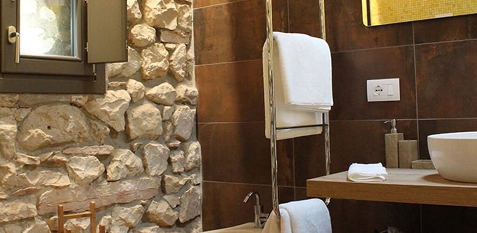 Deluxe Double Room (Corvina) | Bathroom | Shower, bathrobes, towels