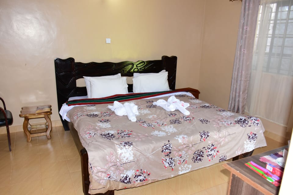 Executive Room | Desk, blackout drapes, free WiFi, bed sheets