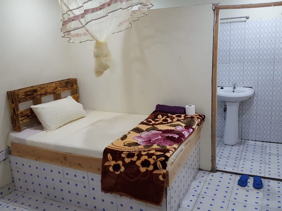Single Room | Desk, blackout drapes, free WiFi, bed sheets
