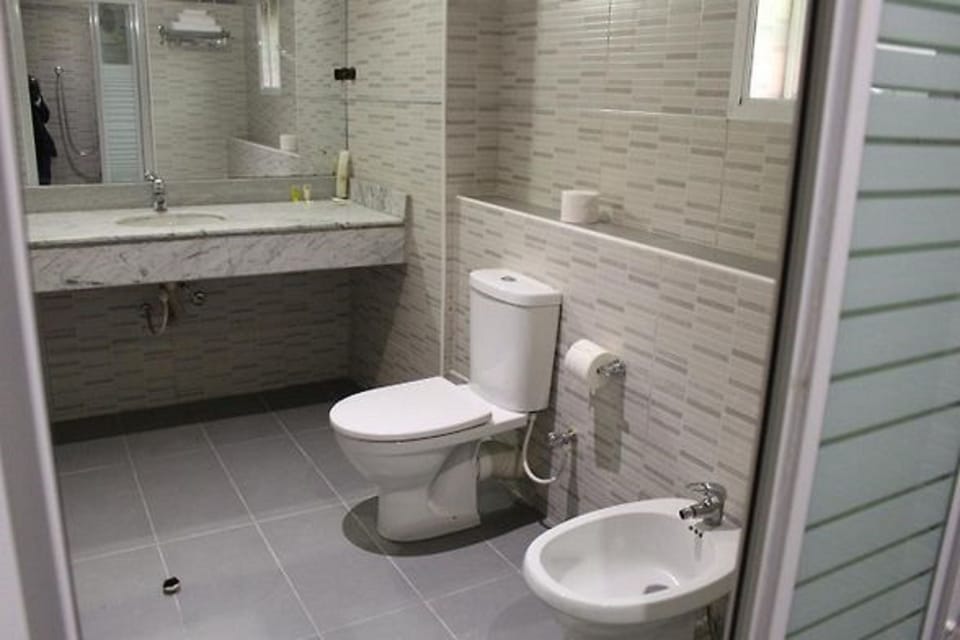 Shower, free toiletries, bathrobes, towels