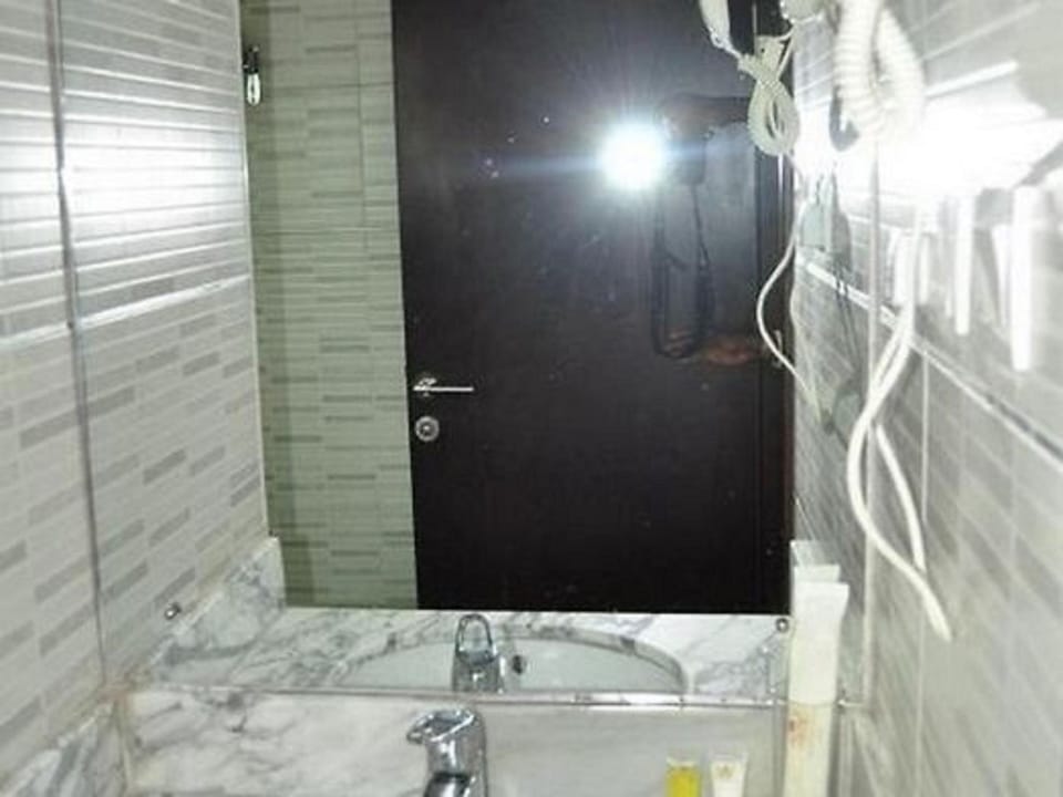 Executive Suite | Bathroom | Shower, free toiletries, bathrobes, towels