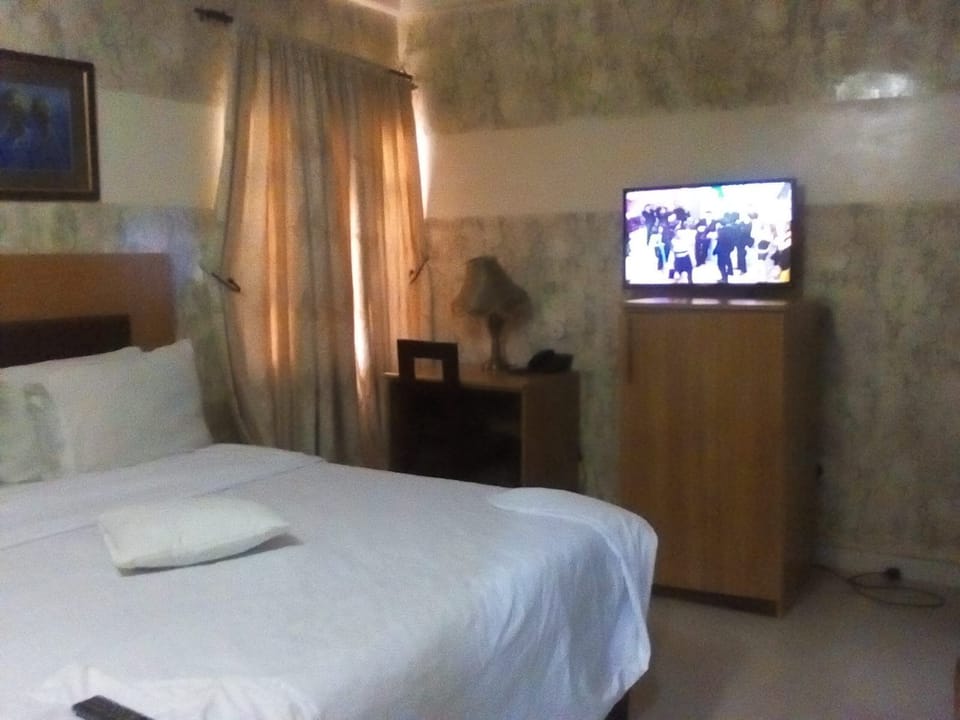 1 bedroom, desk, laptop workspace, blackout drapes