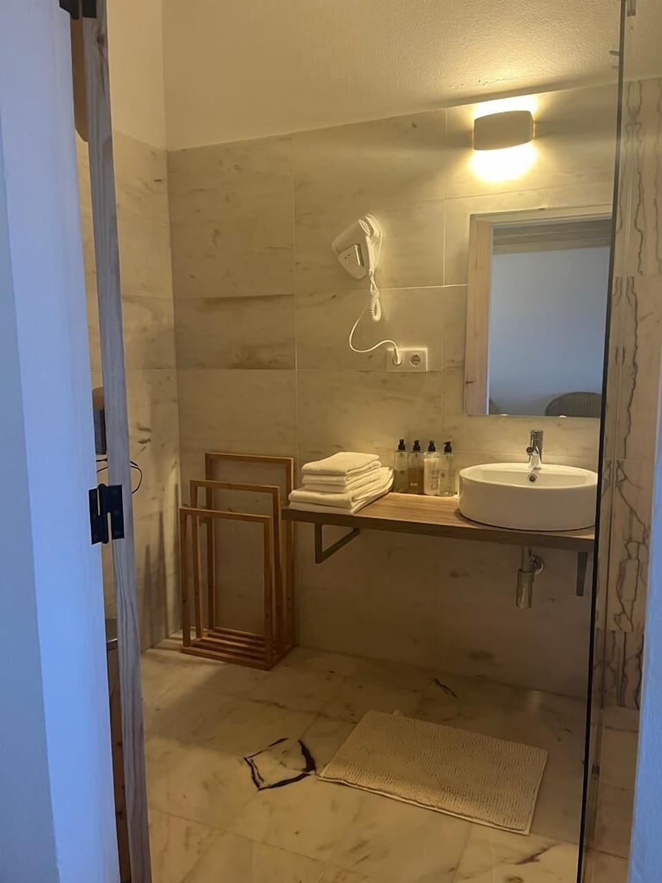 Family Suite | Bathroom | Free toiletries, hair dryer, towels