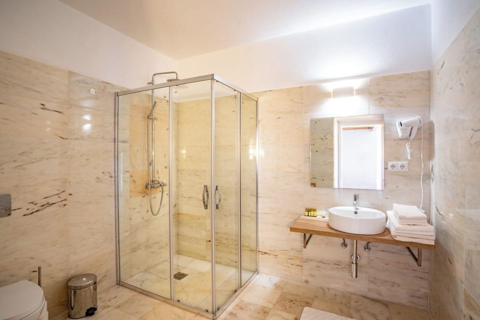 Family Suite | Bathroom | Free toiletries, hair dryer, towels