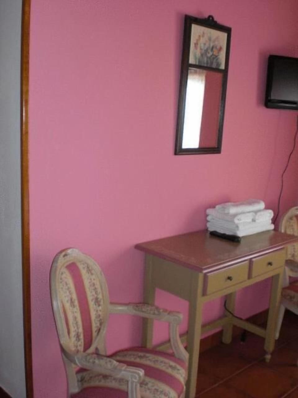 Free cribs/infant beds, rollaway beds, bed sheets