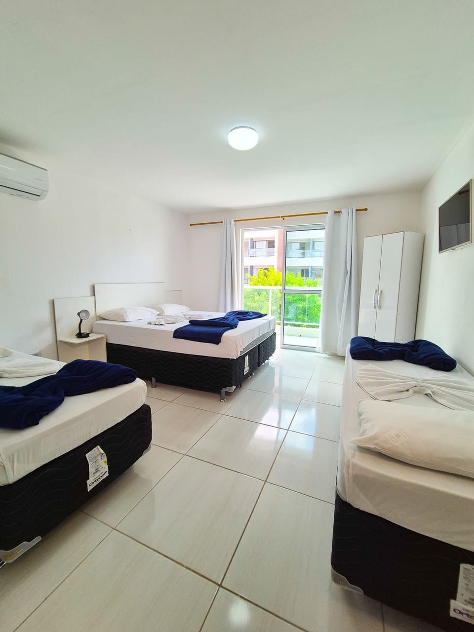 Minibar, free WiFi, bed sheets