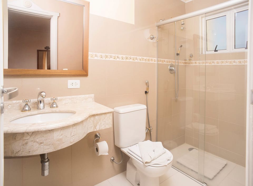 Suite, Balcony | Bathroom | Bidet, towels, soap, shampoo