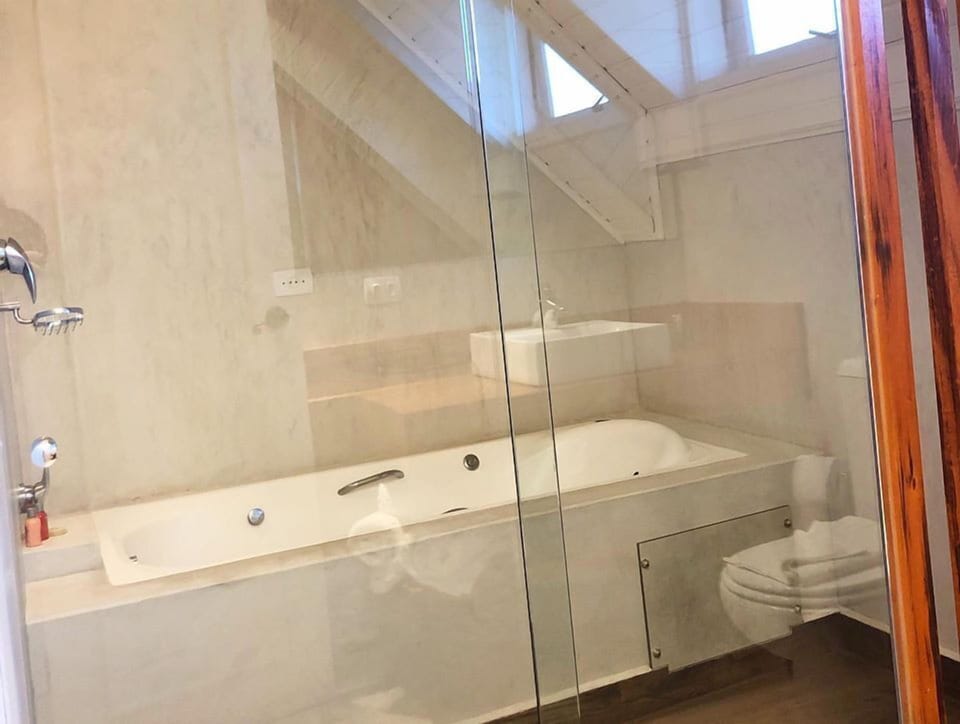 Suite (Lua de Mel) | Bathroom | Bidet, towels, soap, shampoo