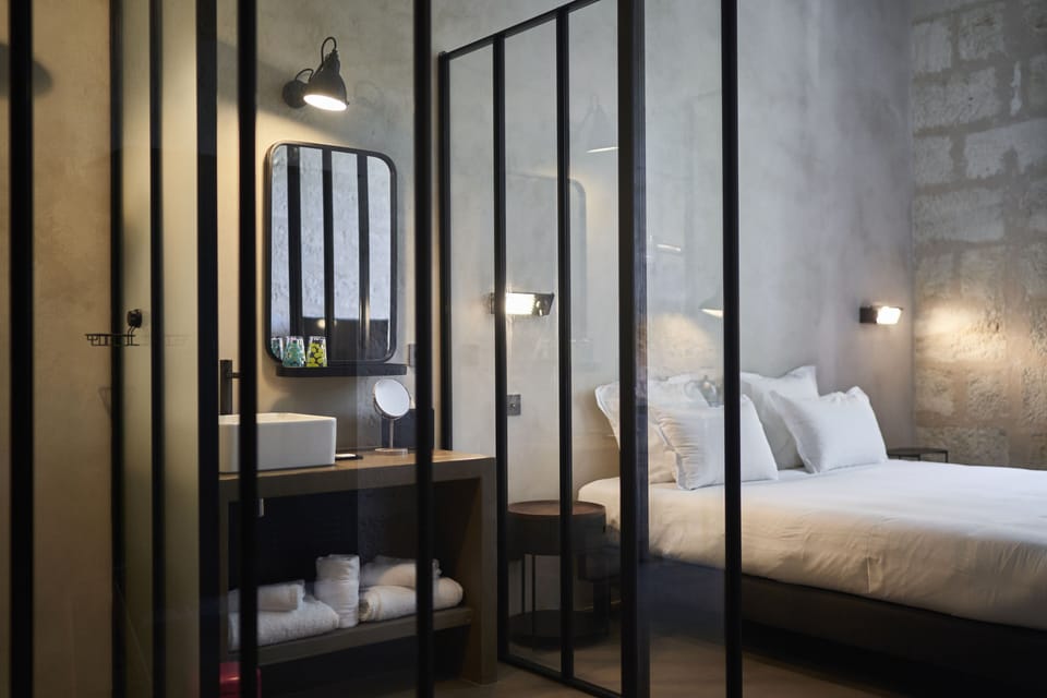 Classic Double Room | In-room safe, desk, laptop workspace, blackout drapes