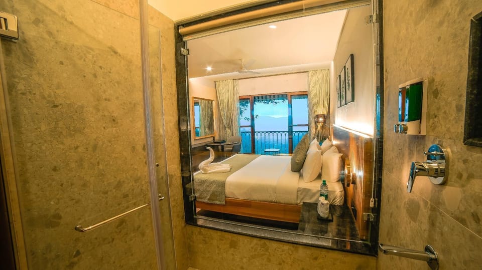 Deluxe Room | Bathroom | Free toiletries, hair dryer, towels