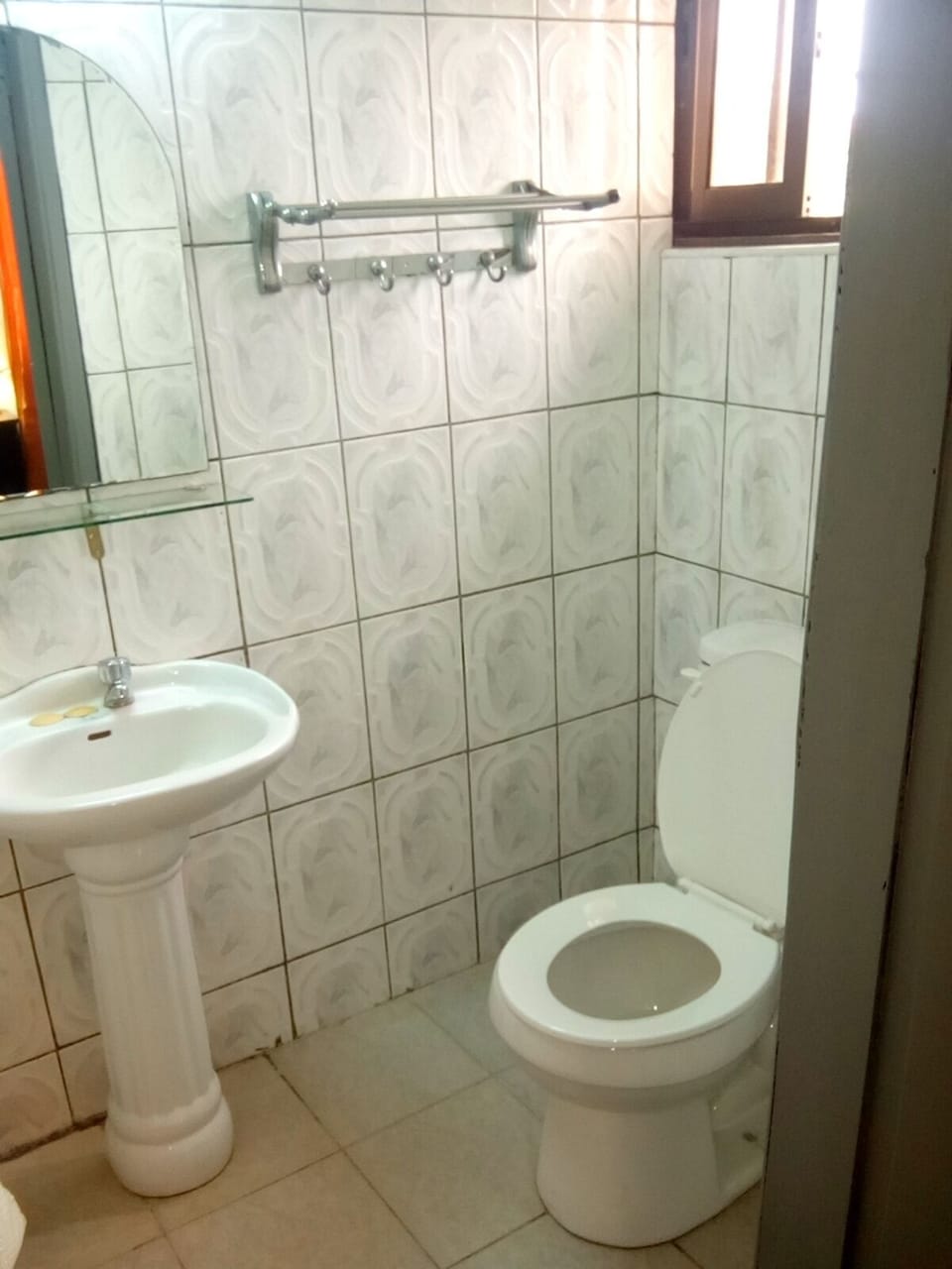 Basic Double Room, 1 Twin Bed | Bathroom | Shower, towels