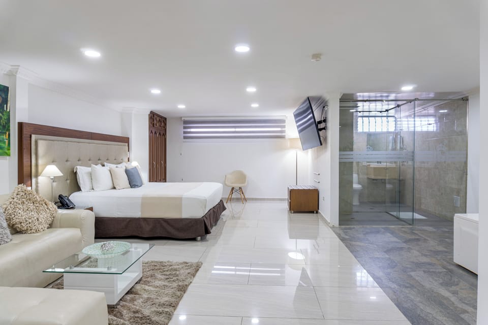 Deluxe Suite | In-room safe, desk, laptop workspace, soundproofing