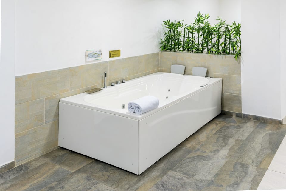Deluxe Suite | Private spa tub