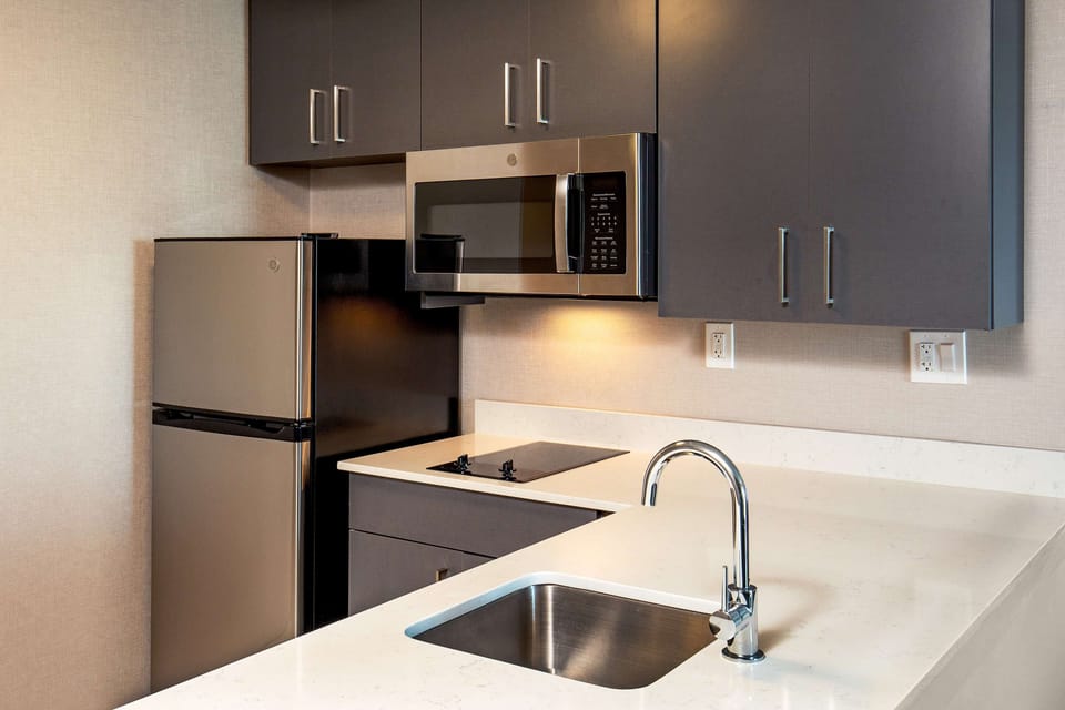 Coffee/tea maker, fridge
