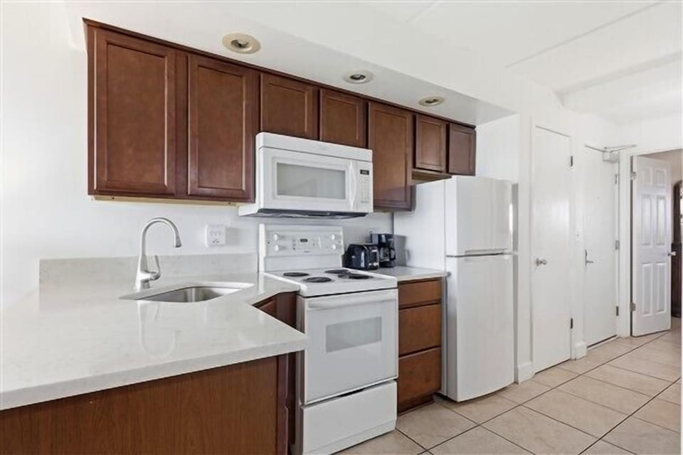 Condo 225 - Fully equipped kitchen with stove and oven, microwave and refrigerator