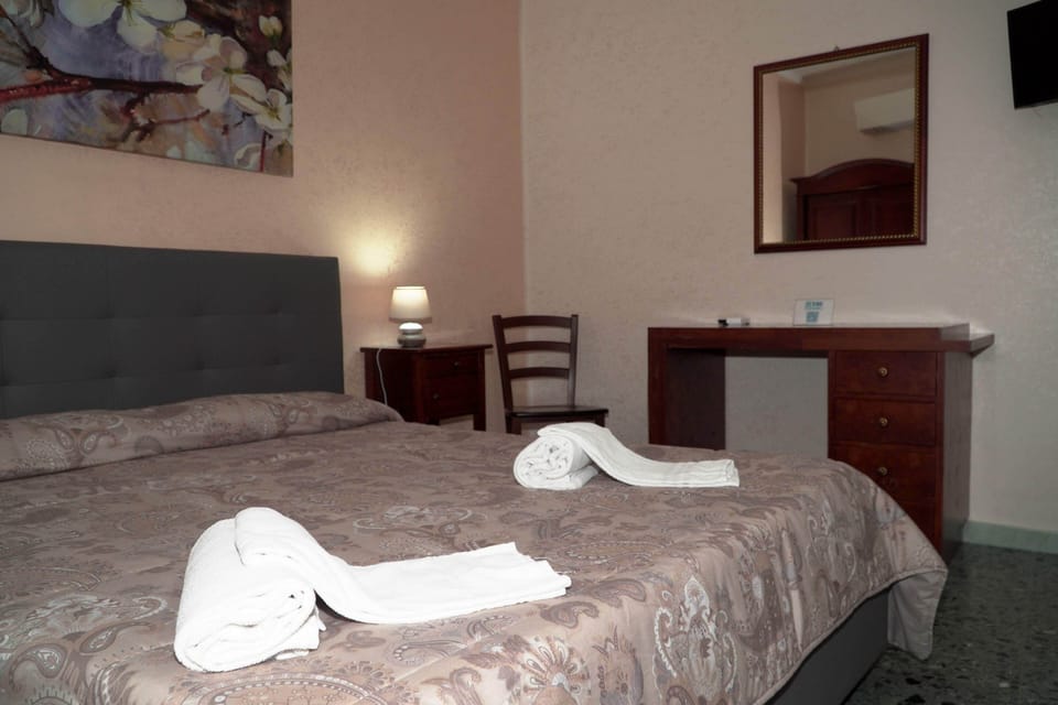 Deluxe Double Room | Free WiFi, bed sheets