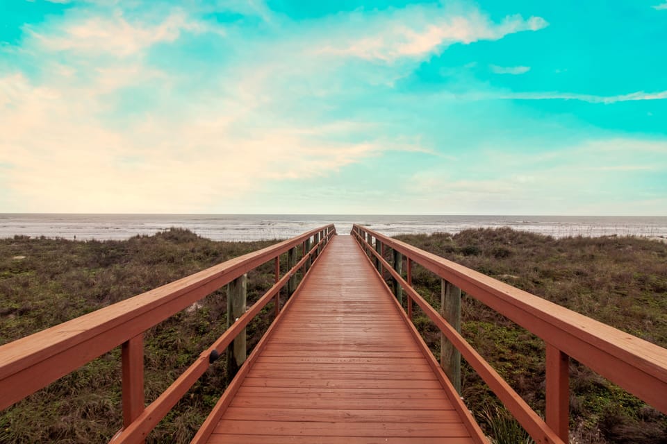 Beachers Lodge - Take a walk to the beach on our beautiful private beach access walkway while enjoying the beautiful beach view.