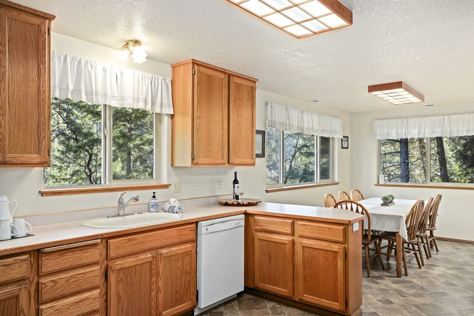 Kitchen w/Sink