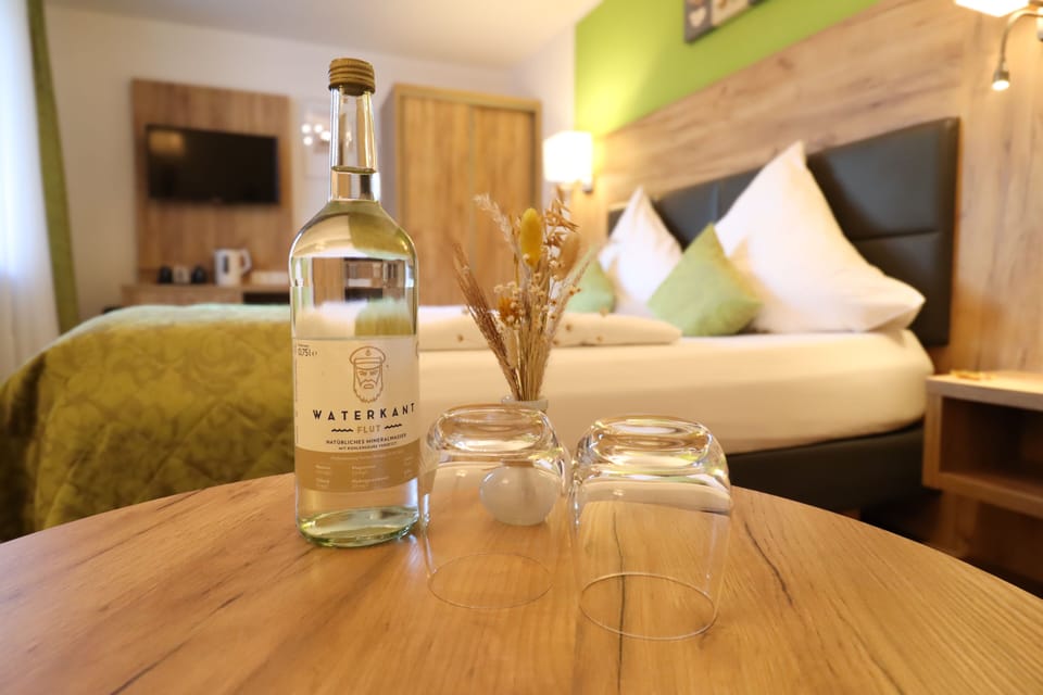 Comfort Double Room | In-room safe, desk, free WiFi, bed sheets