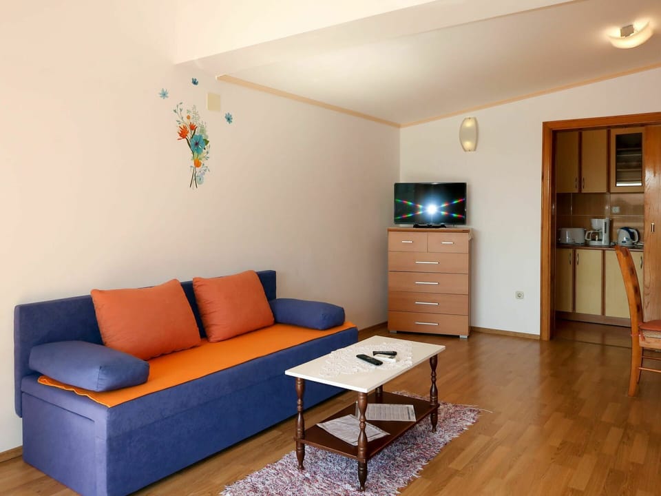 Room, Furniture, Property, Interior Design, Living Room, Floor, Building, House, Table, Wall