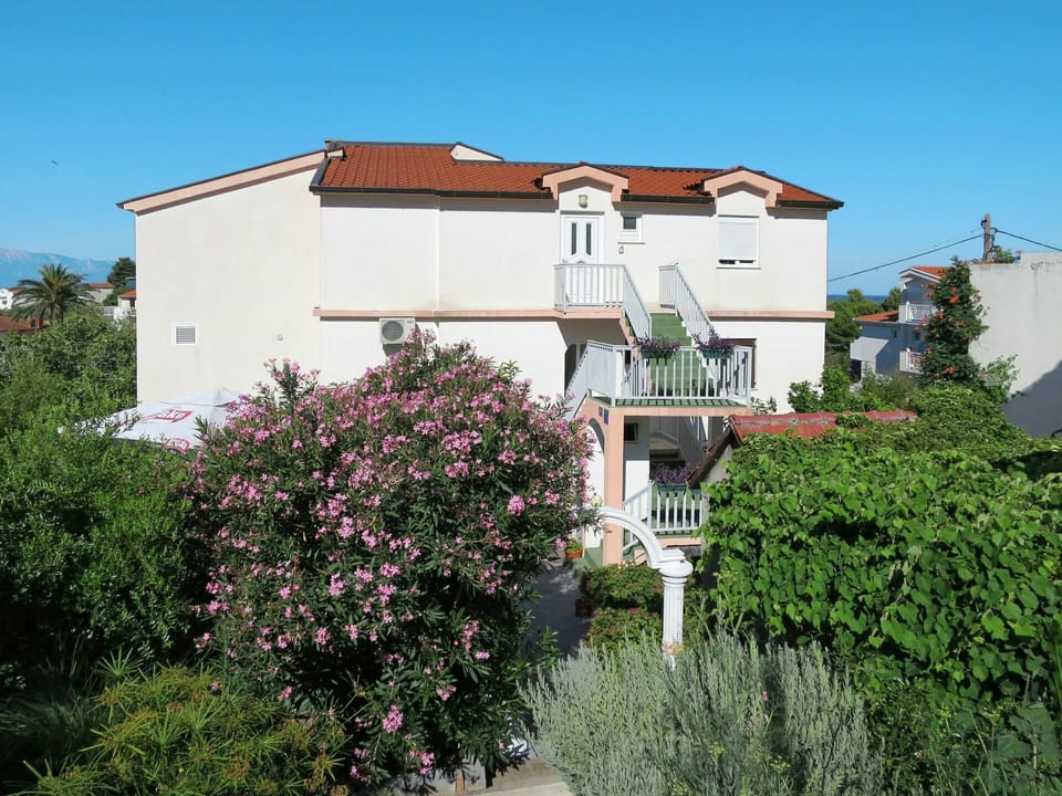 Property, House, Residential Area, Building, Real Estate, Architecture, Neighbourhood, Apartment, Villa, Tree