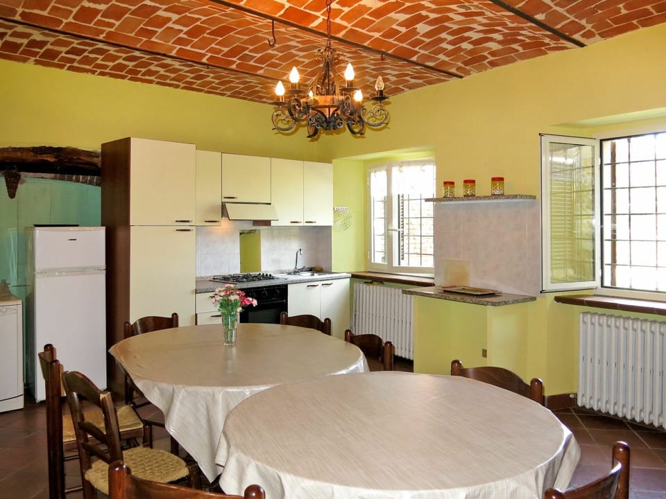 Room, Building, Ceiling, Property, Interior Design, Furniture, Dining Room, Table, House, Architecture