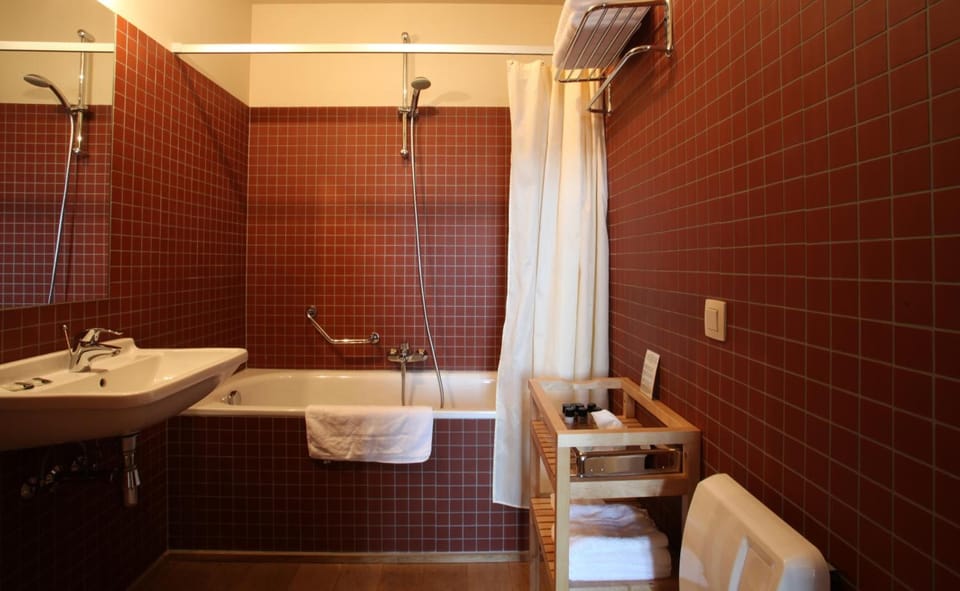 Combined shower/tub, free toiletries, towels