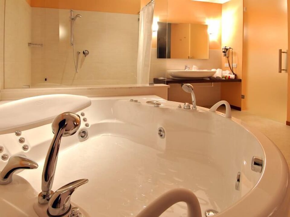 Junior Suite, Jetted Tub | Jetted tub