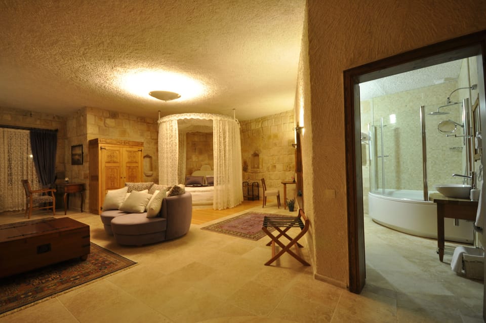 Design Suite | Bathroom | Shower, hydromassage showerhead, free toiletries, hair dryer