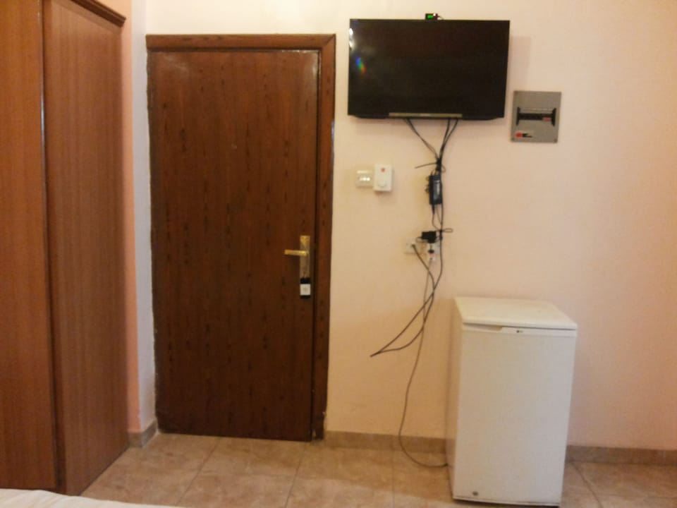 Standard Room, 2 Twin Beds, Ground Floor | Mini-refrigerator