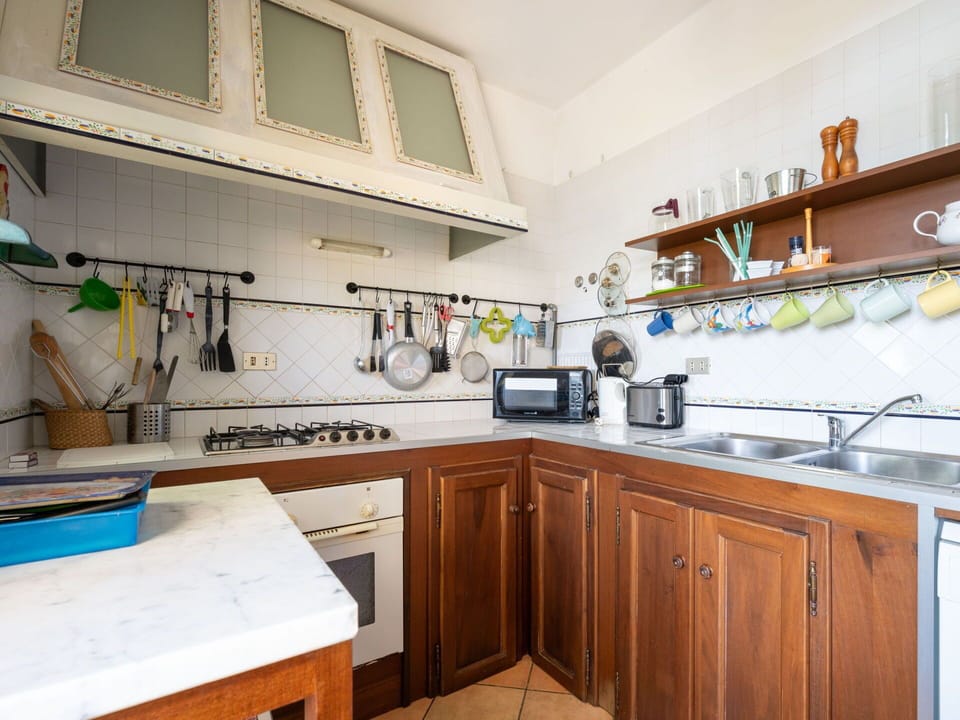 Countertop, Cabinetry, Property, Furniture, Kitchen Sink, Kitchen, Wood, Kitchen Stove, Kitchen Appliance, Interior Design