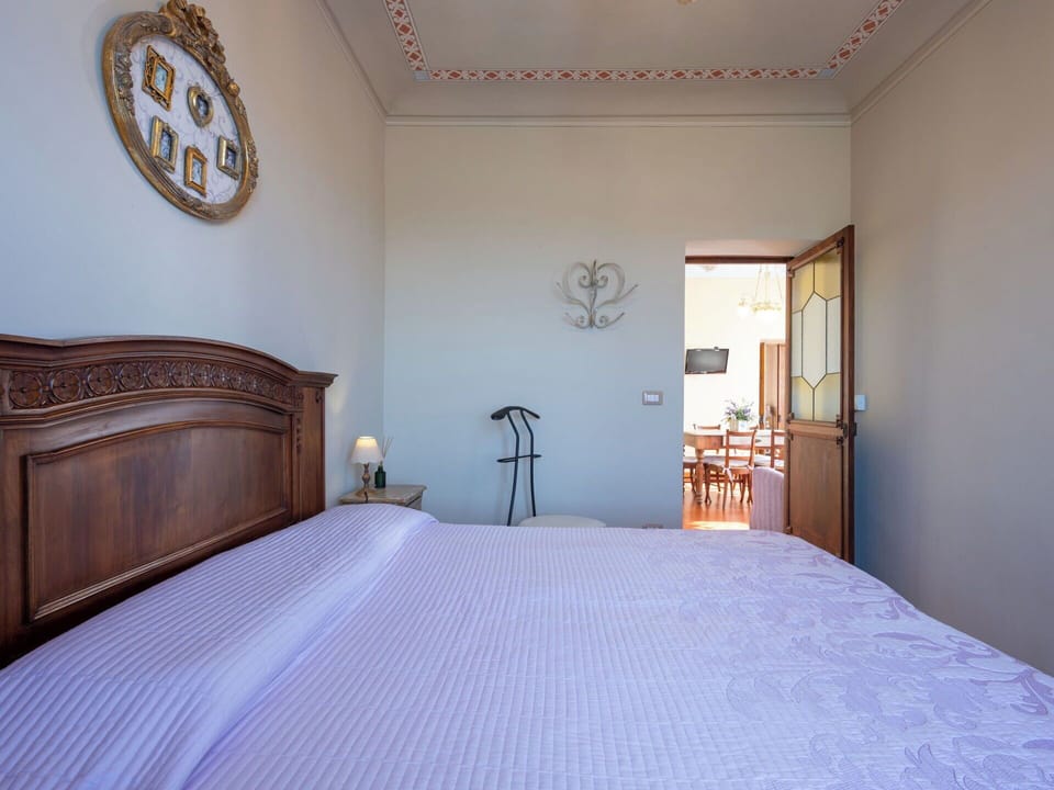 Bed, Bedroom, Bedding, Bed Sheet, Interior Design, Furniture, Bed Frame, Ceiling, Linens, Lighting