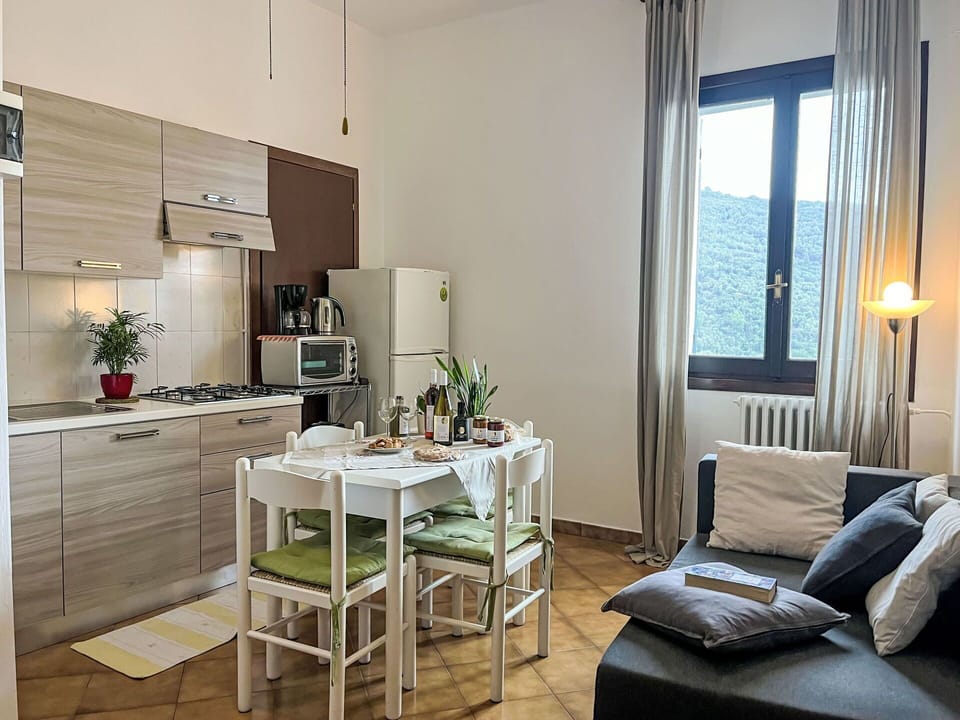 Table, Furniture, Property, Houseplant, Window, Interior Design, Wood, Lighting, Flooring, Building