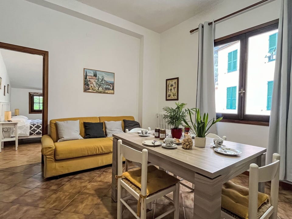 Furniture, Picture Frame, Table, Property, Couch, Houseplant, Plant, Window, Interior Design, Wood